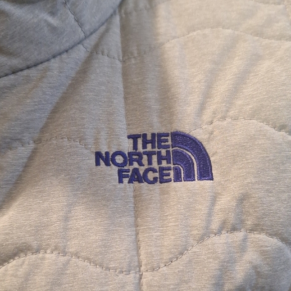 The North Face Women's Light Gray Quilted Lightweight Puffer Jacket - Picture 2 of 10